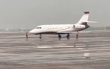 पश्चिम बंगाल की मुख्यमंत्री ममता बनर्जी का विमान खराब मौसम के कारण डेढ़ घंटे देरी से उतरा कोलकाता हवाई अड्डे पर