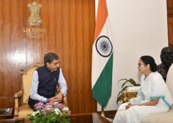 पश्चिम बंगाल की मुख्यमंत्री ने लोक भवन में राज्यपाल आर. एन. रवि से की शिष्टाचार भेंट