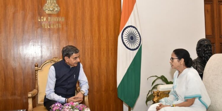 पश्चिम बंगाल की मुख्यमंत्री ने लोक भवन में राज्यपाल आर. एन. रवि से की शिष्टाचार भेंट