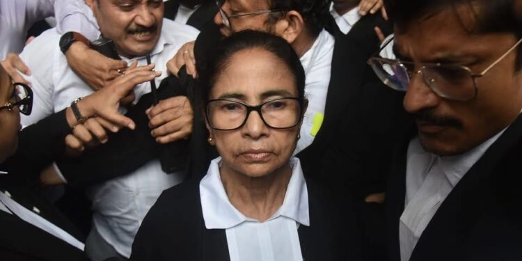 कलकत्ता उच्च न्यायालय में ममता के खिलाफ वकीलों ने लगाए ‘चोर-चोर’ के नारे