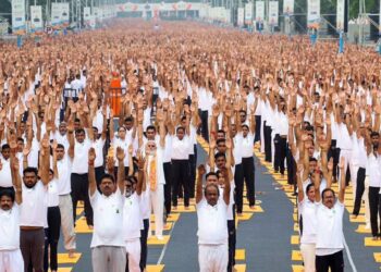 प्रधानमंत्री मोदी ने रेड रोड से 12वें अंतरराष्ट्रीय योग दिवस समारोह का किया नेतृत्व, हजारों लोगों ने पीएम संग क‍िया योगाभ्यास