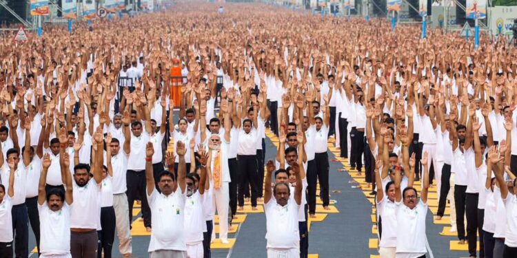 प्रधानमंत्री मोदी ने रेड रोड से 12वें अंतरराष्ट्रीय योग दिवस समारोह का किया नेतृत्व, हजारों लोगों ने पीएम संग किया योगाभ्यास
